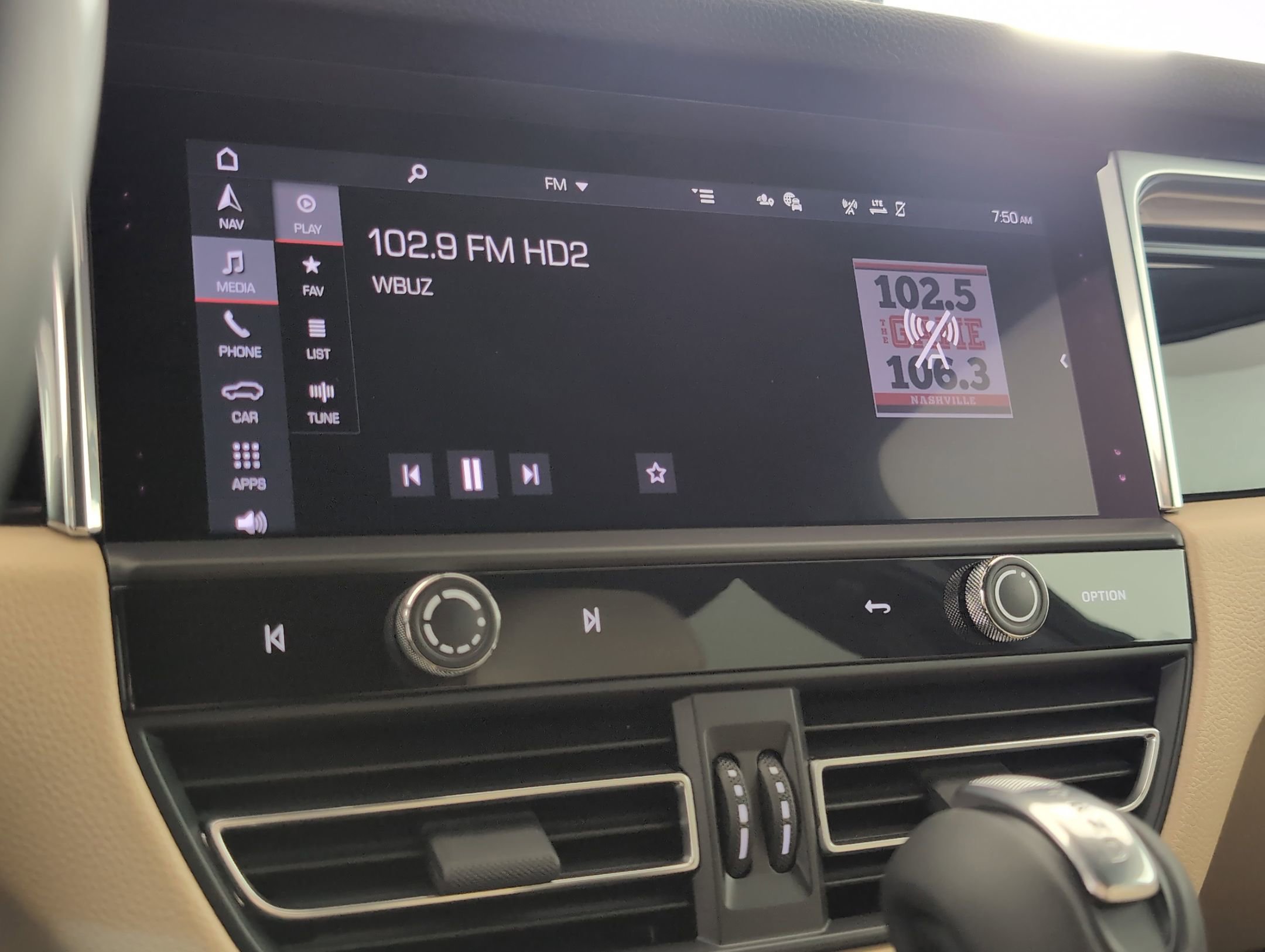 Certified 2025 Porsche Macan image 30