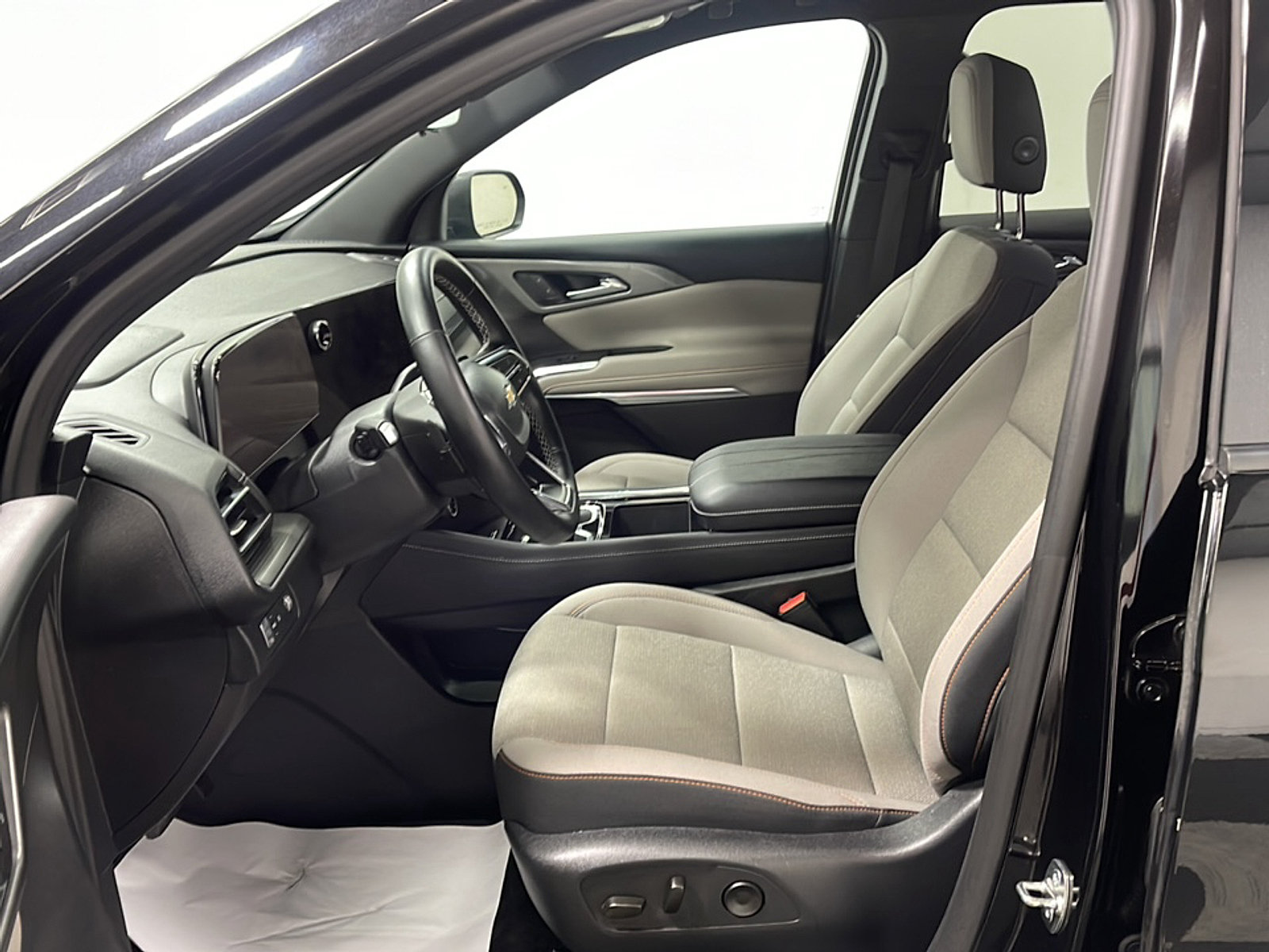 Used 2026 Chevrolet Traverse LT w/ Driver Confidence Package FWD image 2