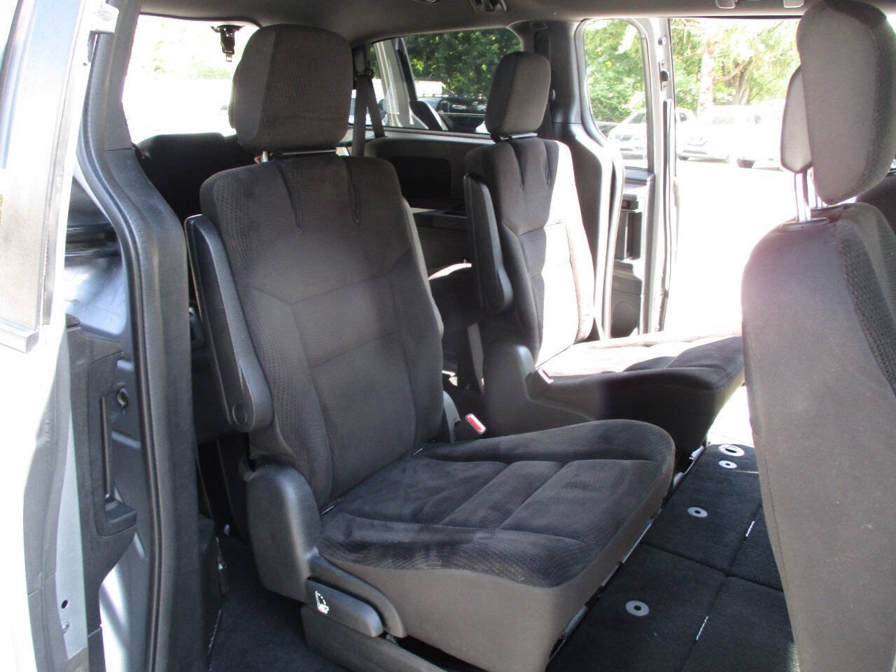 Used 2018 Dodge Grand Caravan SE FWD image 26