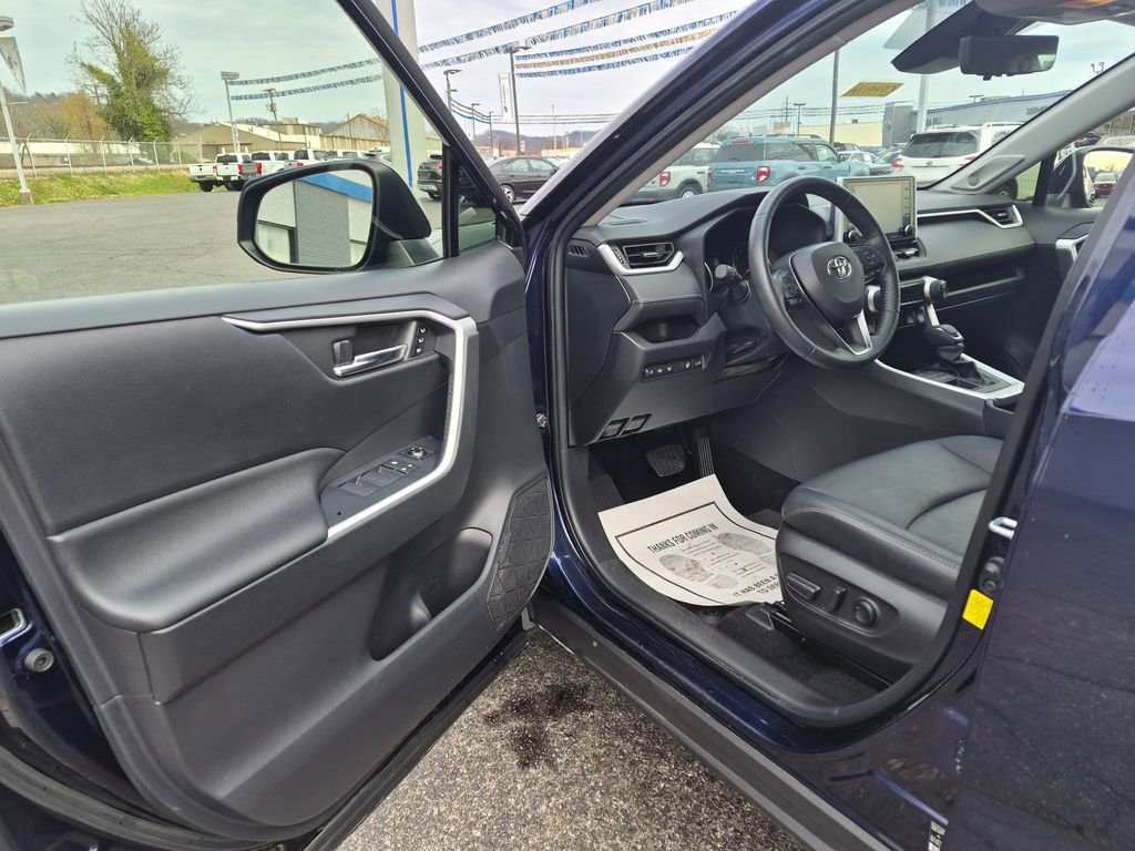 Used 2021 Toyota RAV4 XLE Premium image 10
