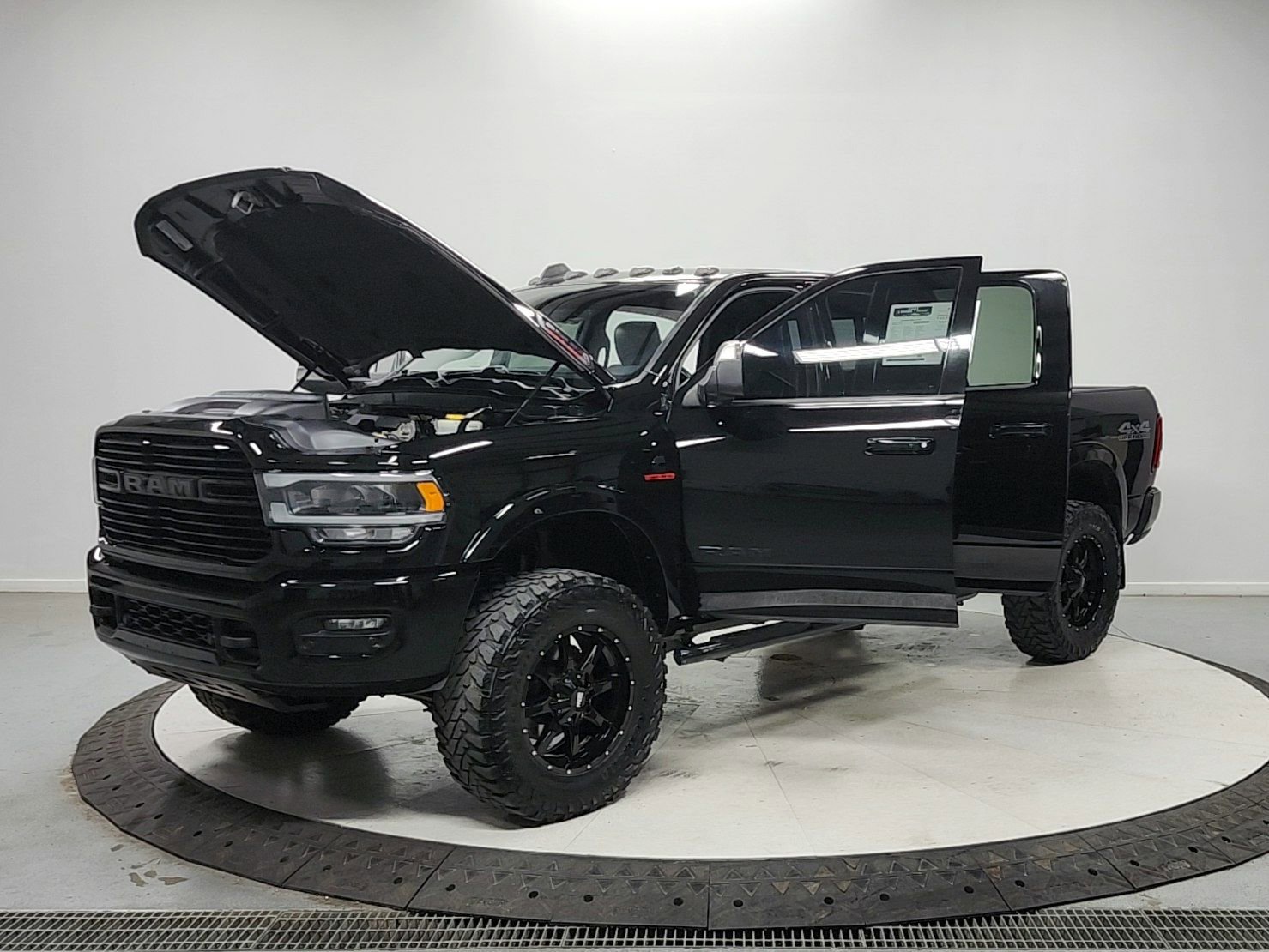 Used 2019 RAM 2500 Laramie w/ Black Appearance Package AWD/4WD image 11