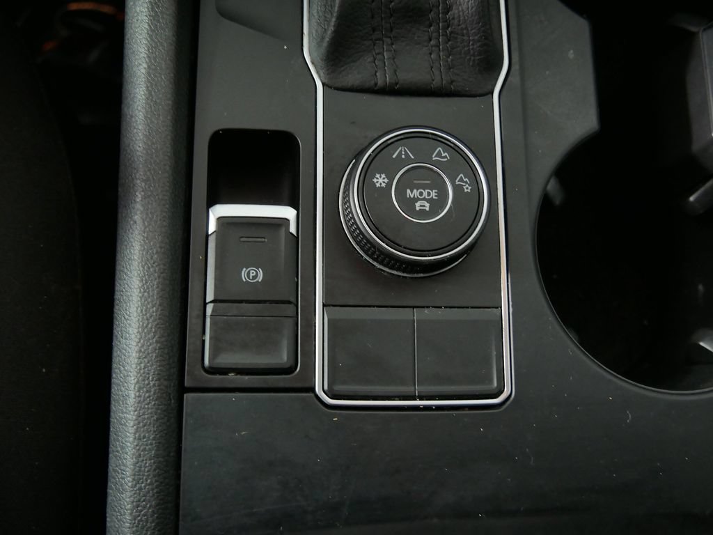 Used 2018 Volkswagen Atlas Launch Edition AWD/4WD image 32
