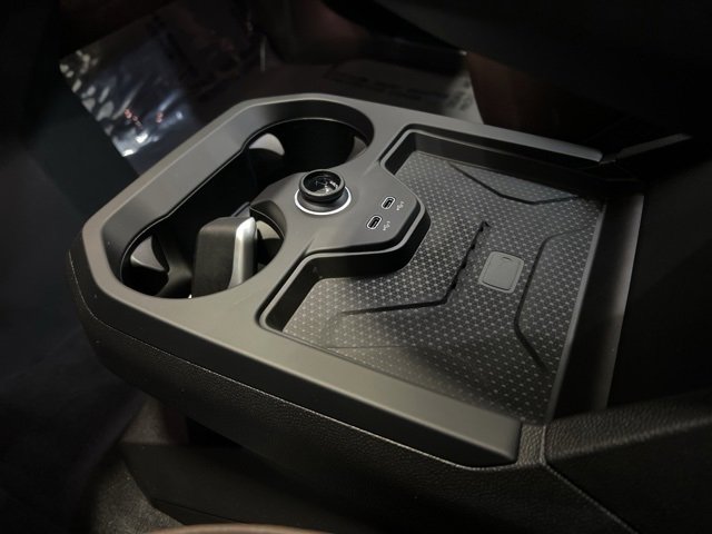 Used 2025 BMW iX xDrive50 image 31