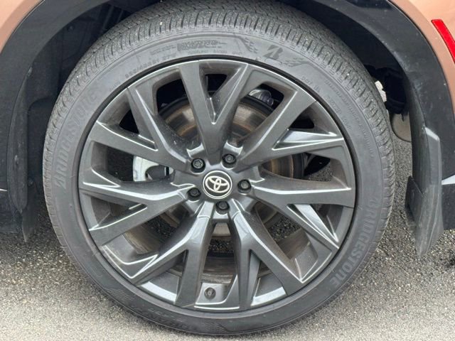 Used 2025 Toyota Crown Signia w/ Advanced Technology Package image 6