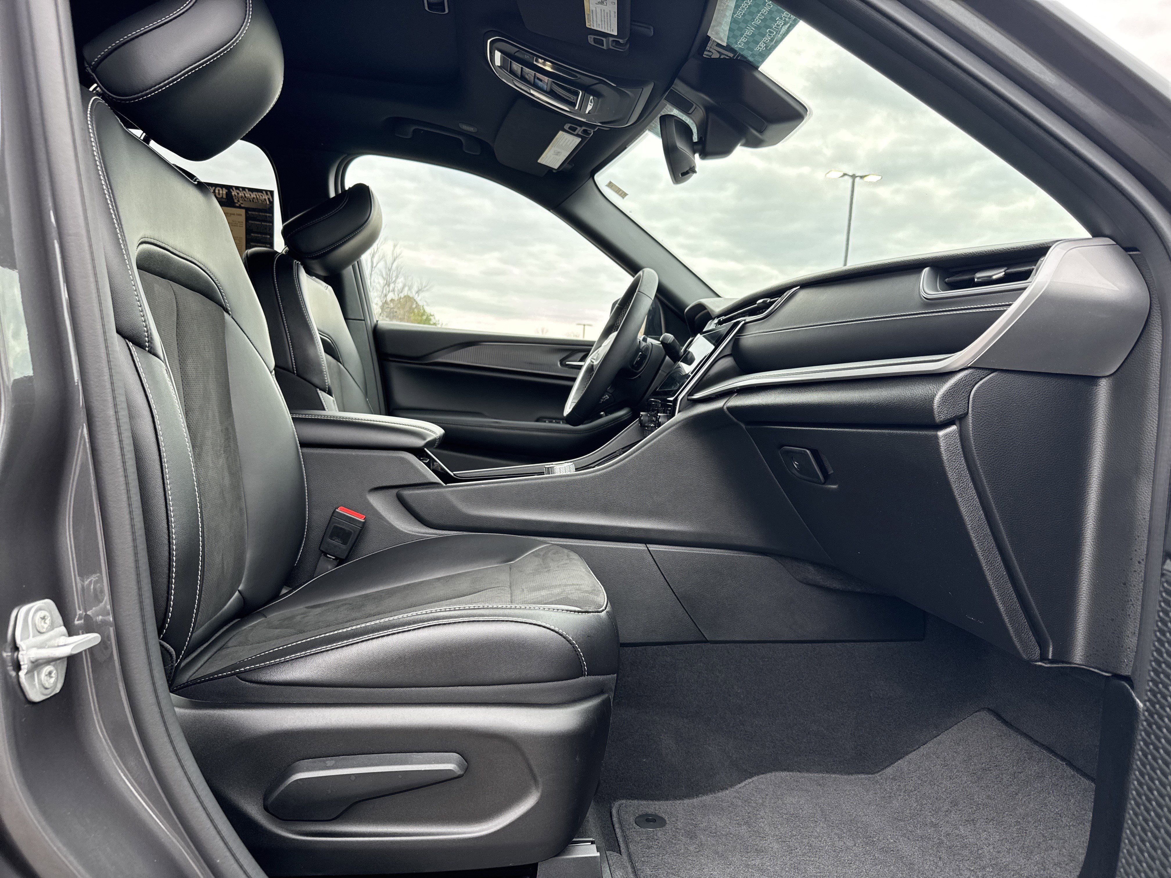 Used 2023 Jeep Grand Cherokee L Laredo image 31