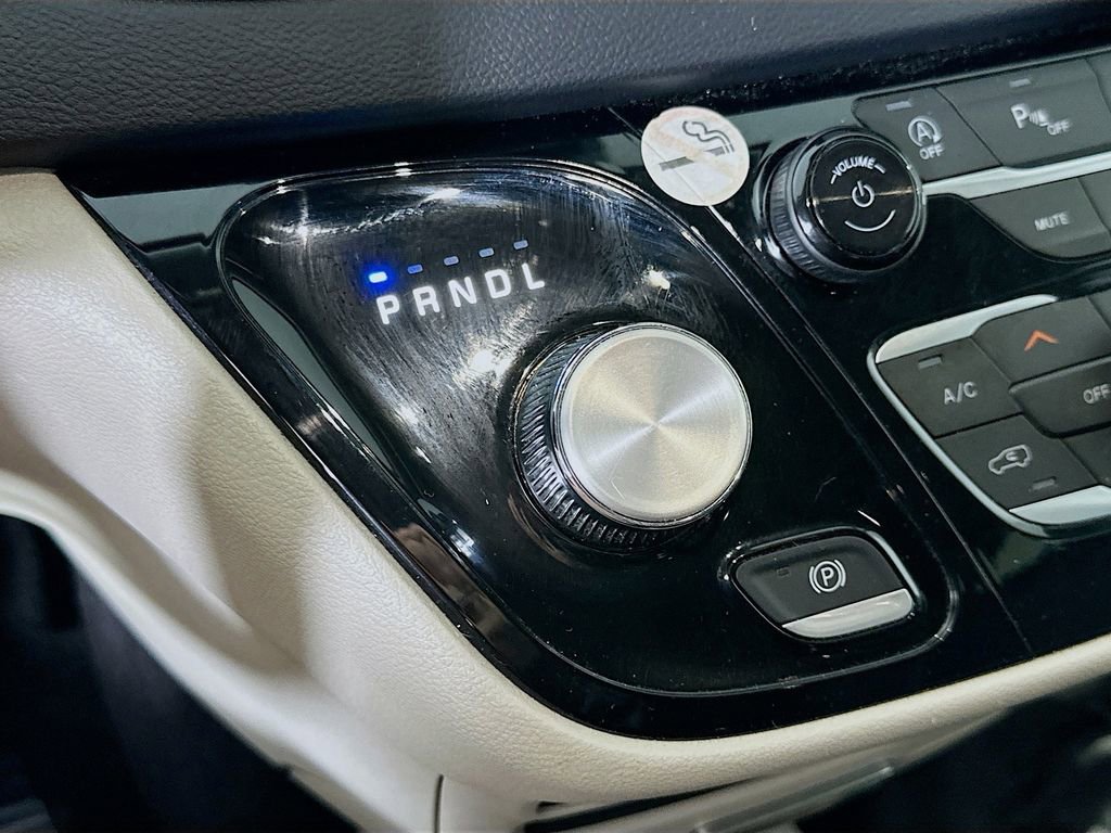 Used 2023 Chrysler Pacifica Touring-L image 34