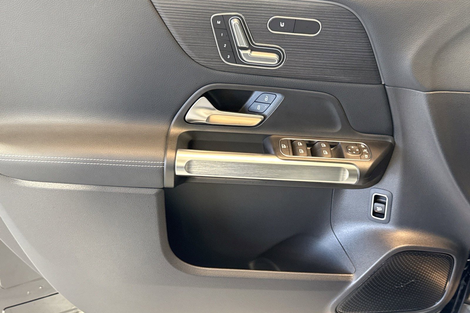 Certified 2025 Mercedes-Benz EQB 300 4MATIC image 17