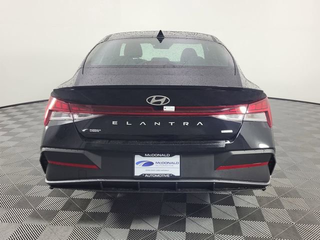 Certified 2025 Hyundai Elantra SEL image 22