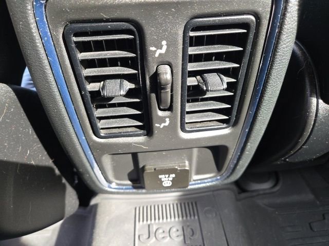 Used 2022 Jeep Grand Cherokee Laredo X image 9