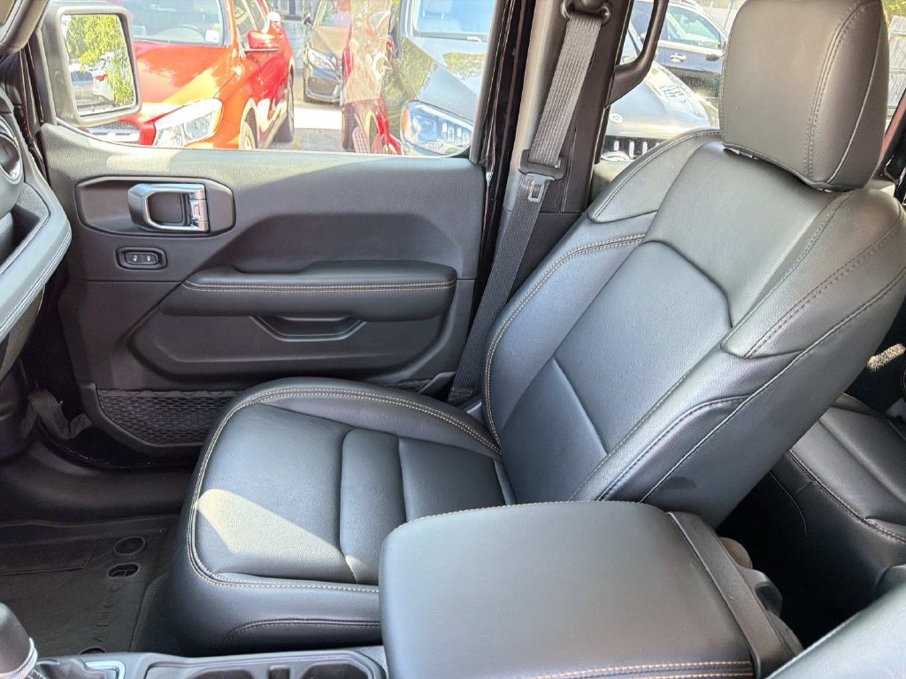 Used 2025 Jeep Wrangler Unlimited Sahara w/ Safety Group AWD/4WD image 15