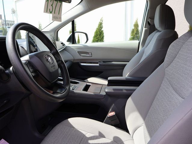 Used 2024 Toyota Sienna LE image 21