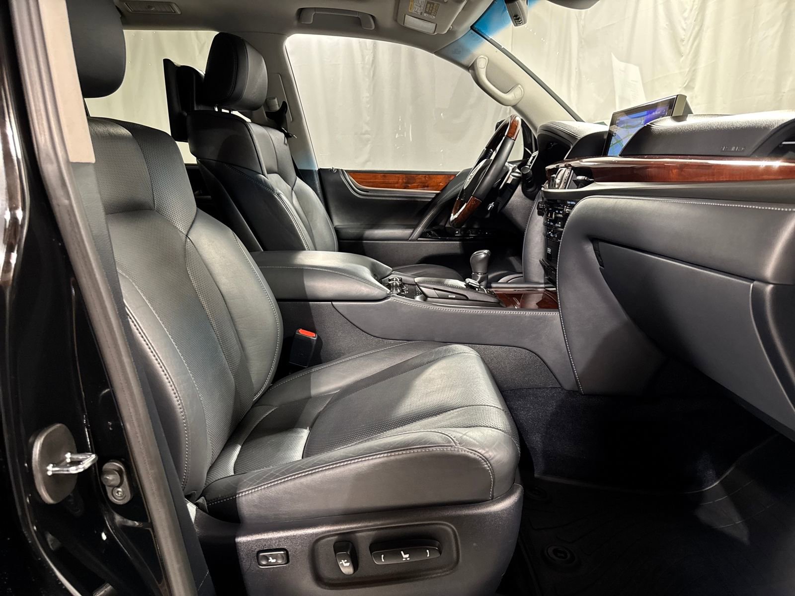 Used 2018 Lexus LX 570 4WD w/ Luxury Package image 31