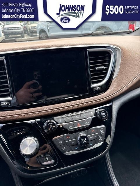Used 2021 Chrysler Pacifica Limited w/ Uconnect Theater Family Group AWD/4WD image 16