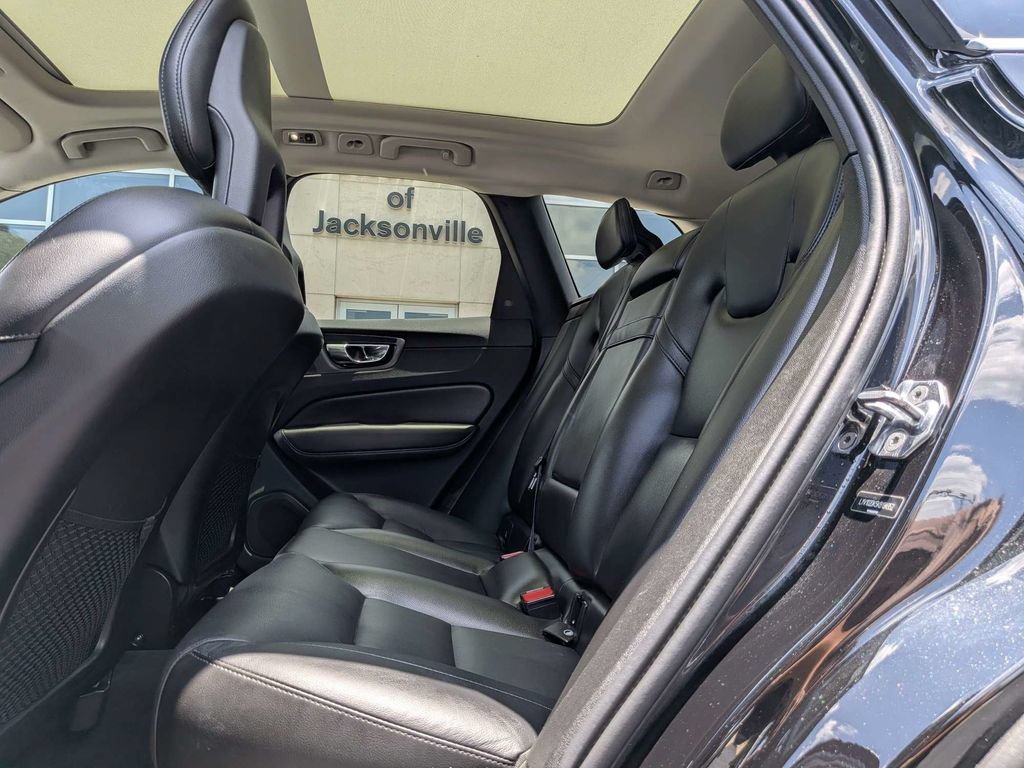 Used 2019 Volvo XC60 T5 Momentum FWD image 16