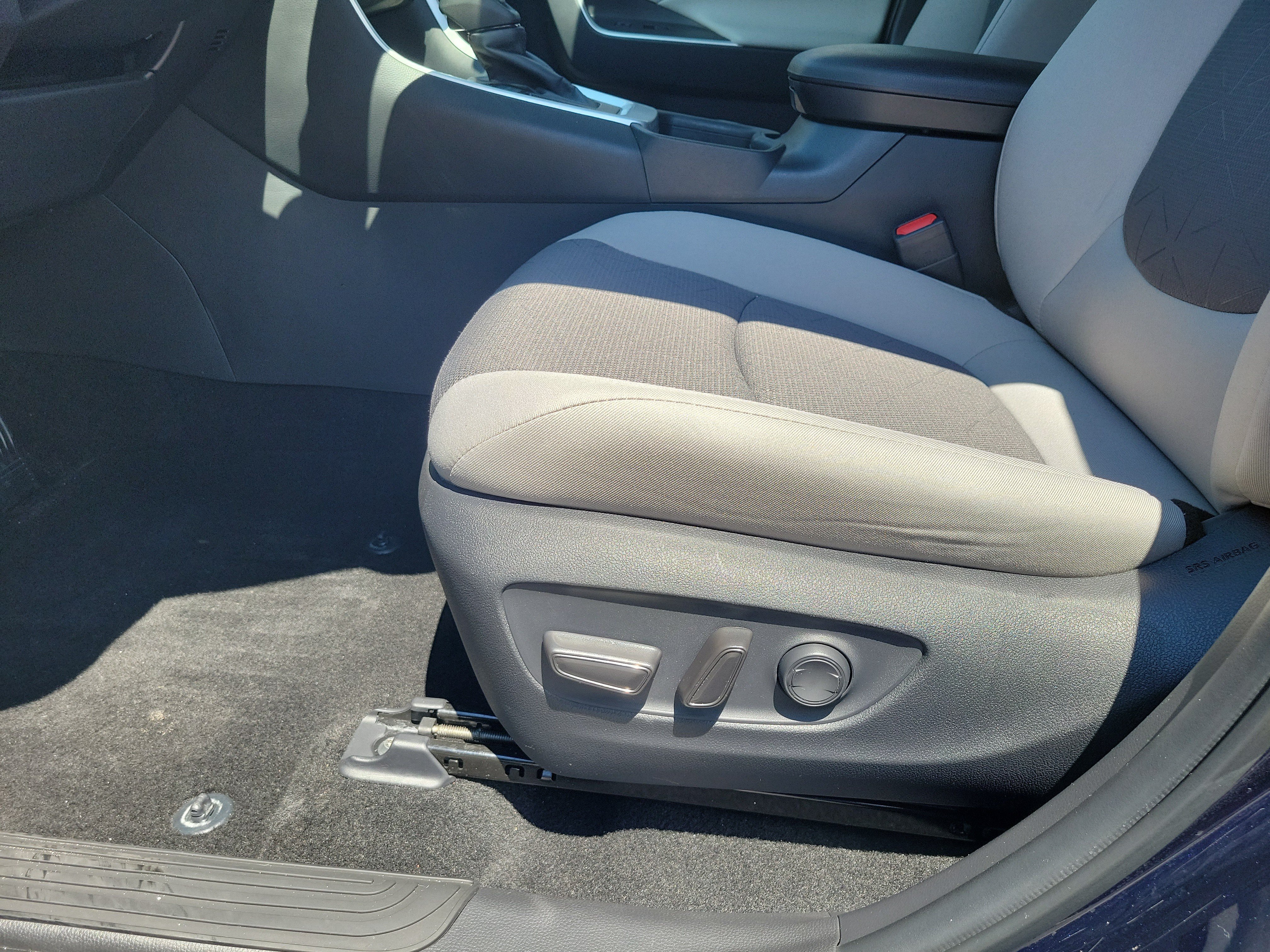 Used 2025 Toyota RAV4 XLE w/ Convenience Package FWD image 21