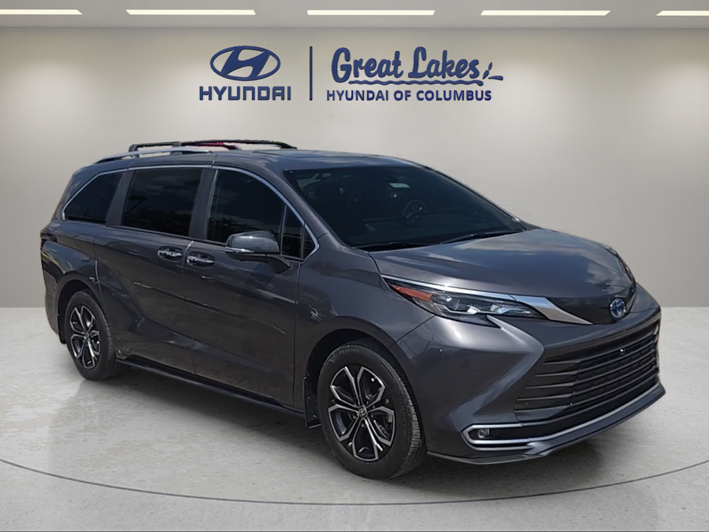 Used 2025 Toyota Sienna Platinum AWD/4WD image 3