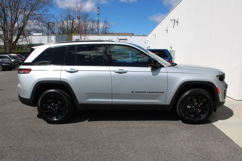 Used 2025 Jeep Grand Cherokee Altitude AWD/4WD image 32