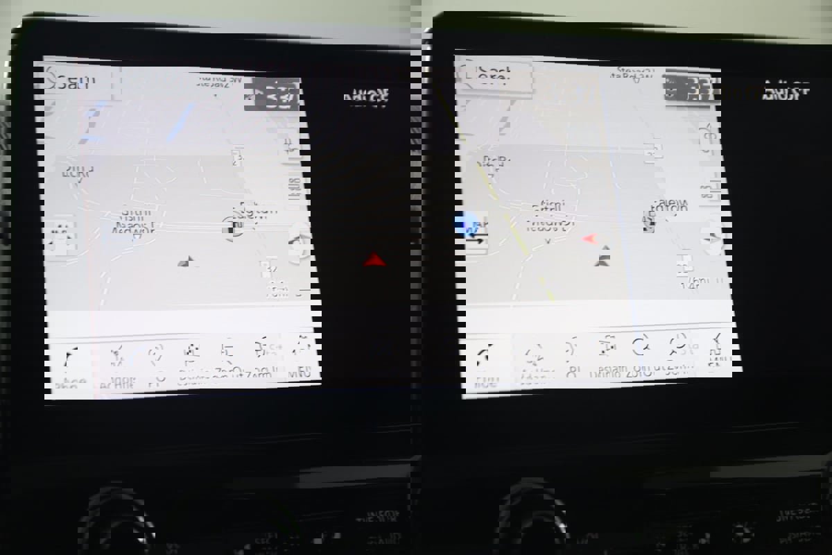 Used 2024 Nissan Armada SL w/ Captain's Chairs Package image 9