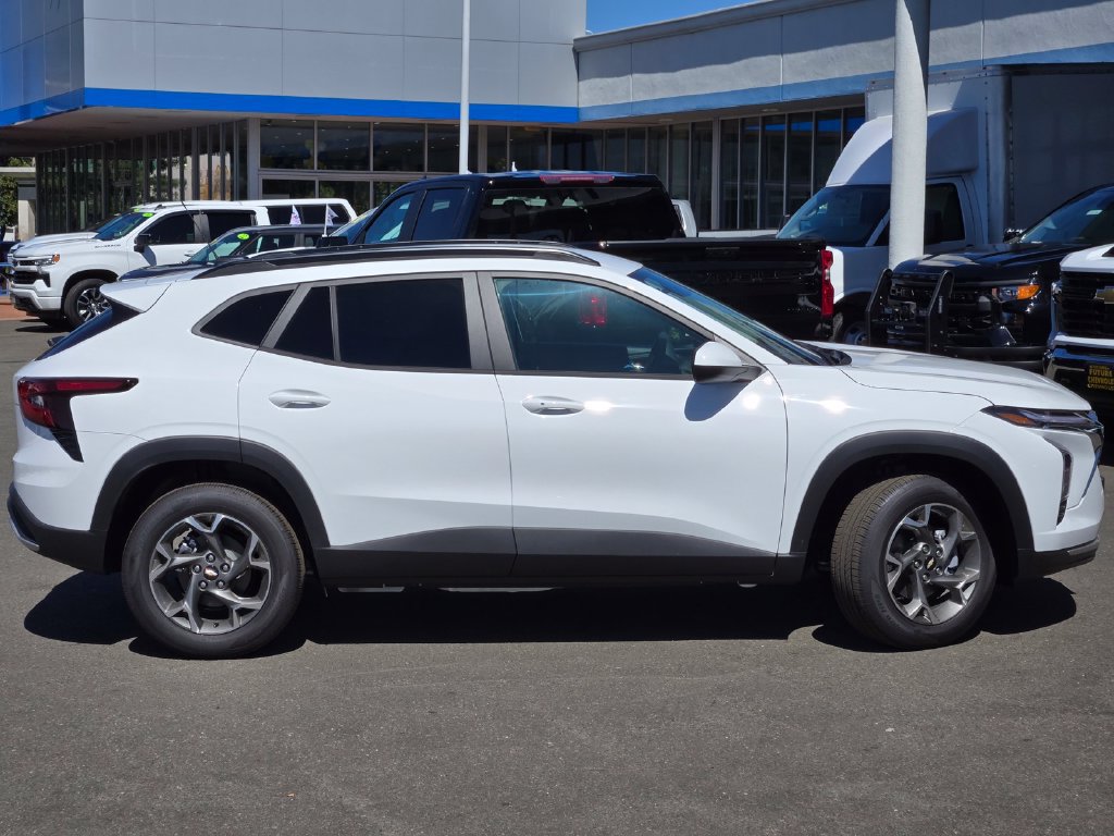 New 2026 Chevrolet Trax LT w/ Driver Confidence Package FWD image 3
