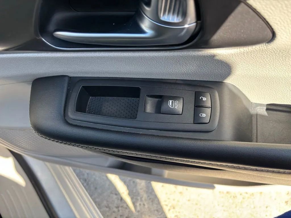 Used 2023 Chrysler Pacifica Touring-L image 19