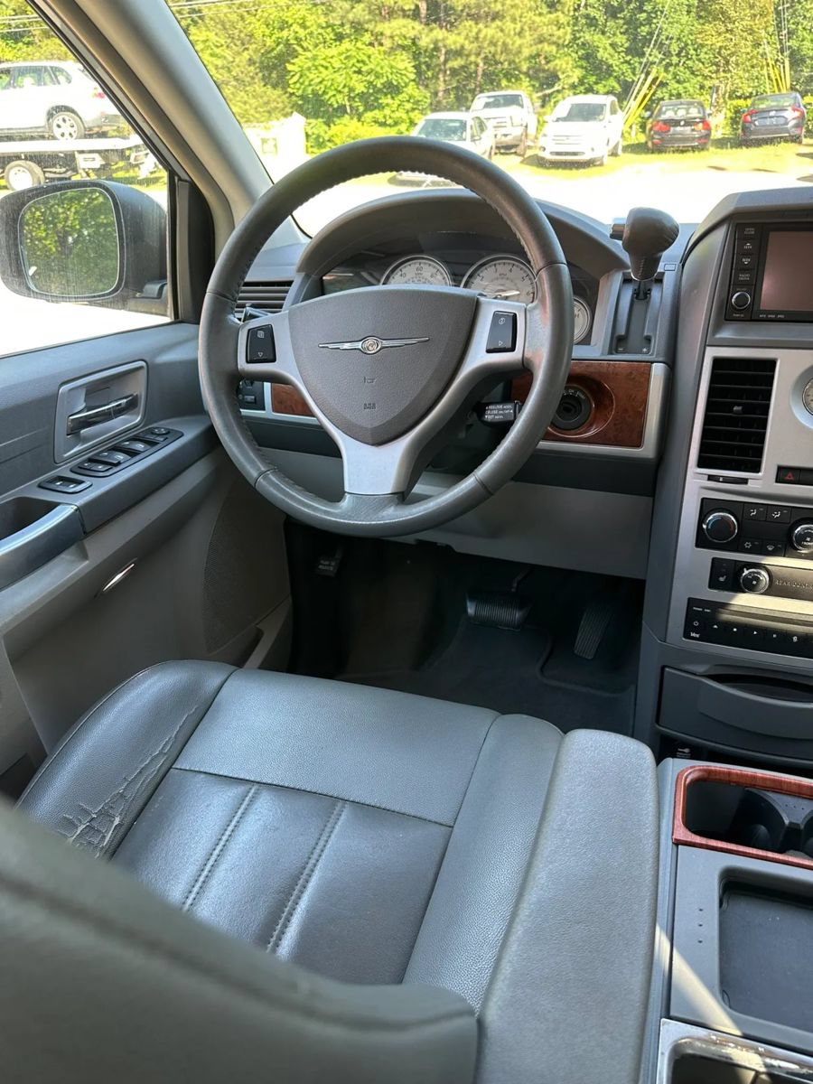 Used 2008 Chrysler Town & Country Touring FWD image 15