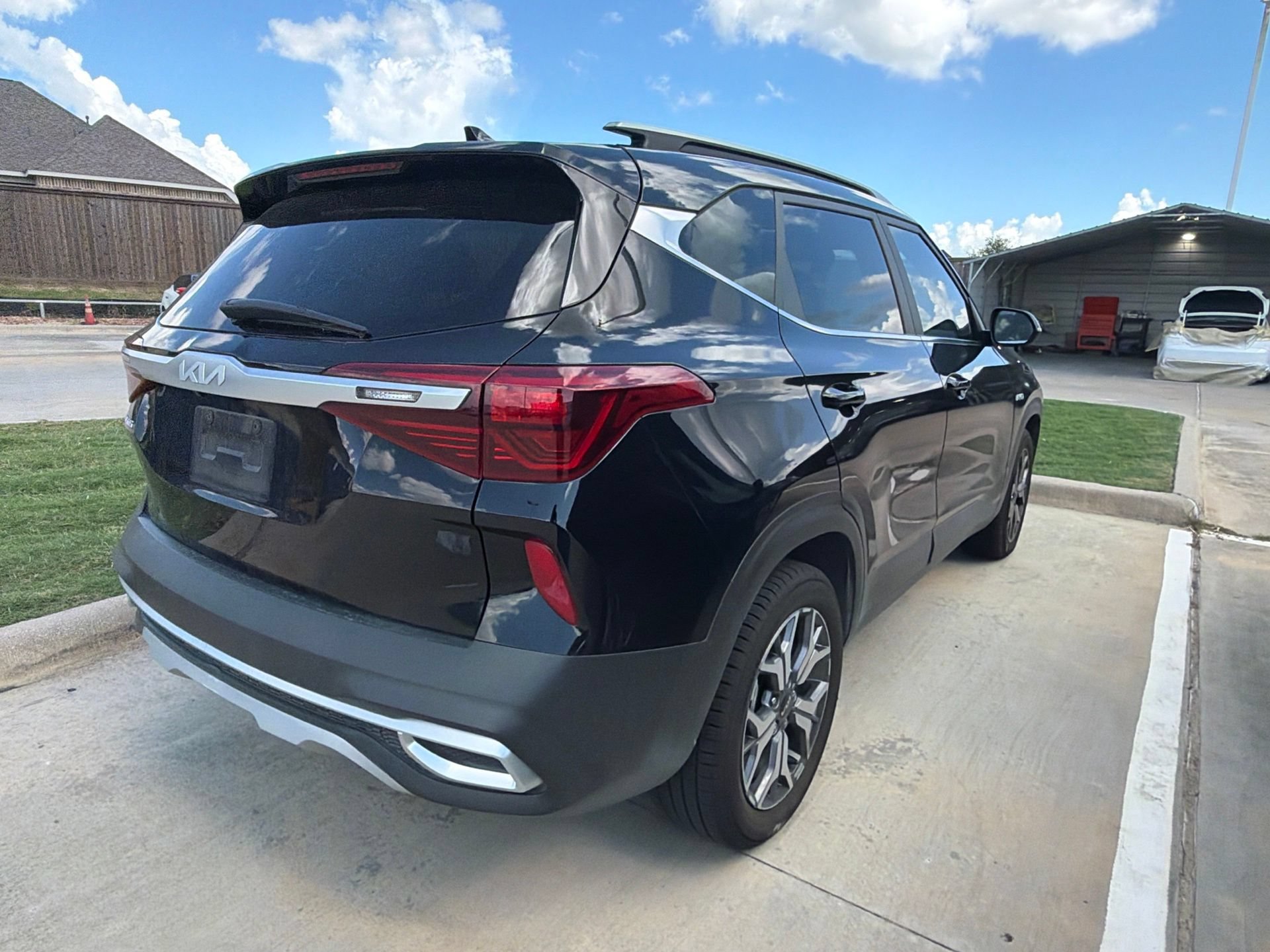 Used 2022 Kia Seltos EX AWD/4WD image 3
