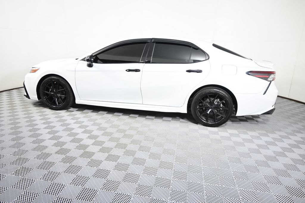 Used 2022 Toyota Camry XSE FWD image 3