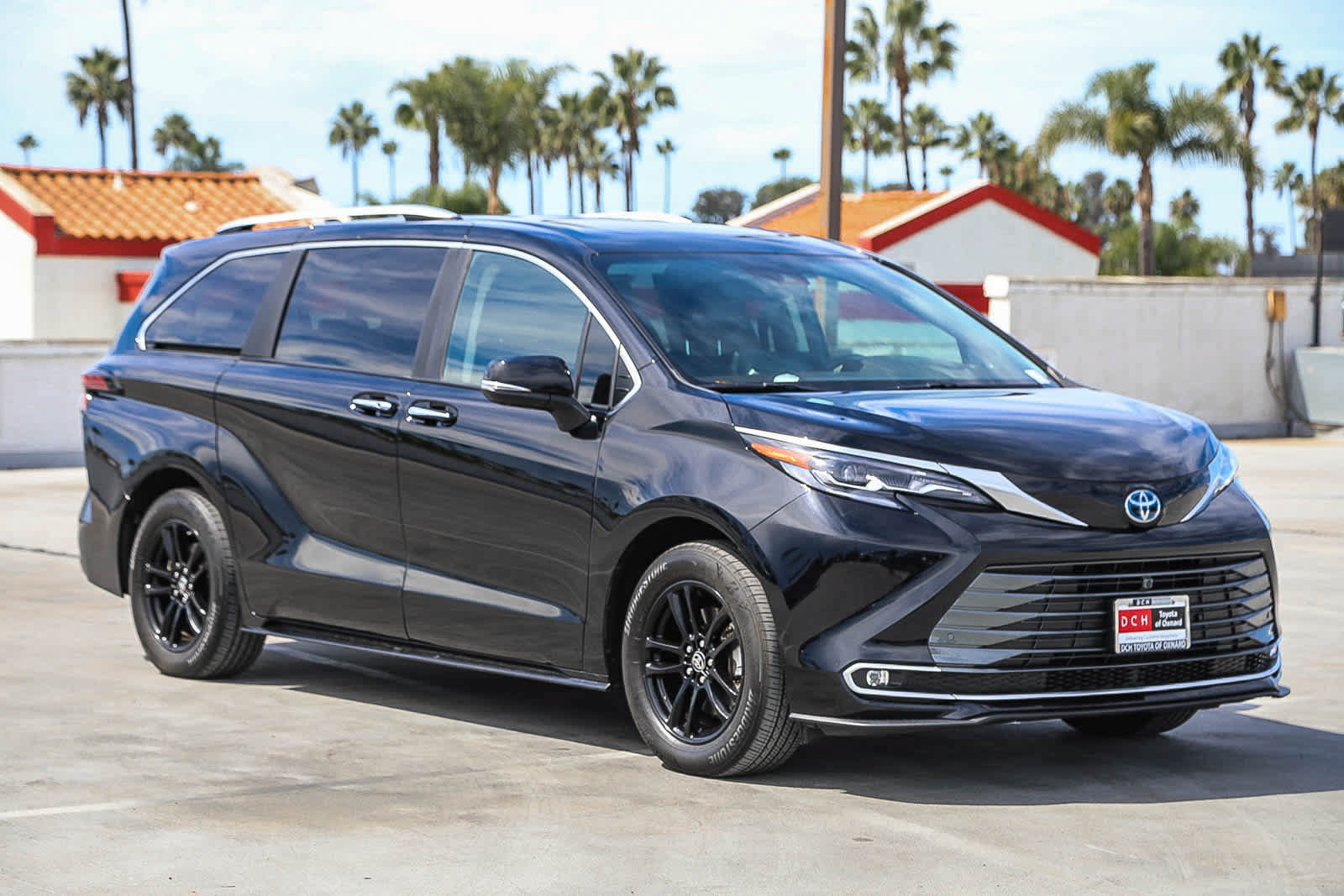 Used 2024 Toyota Sienna Platinum AWD/4WD image 4
