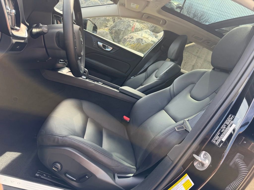 Used 2025 Volvo V60 B5 Cross Country Plus image 15
