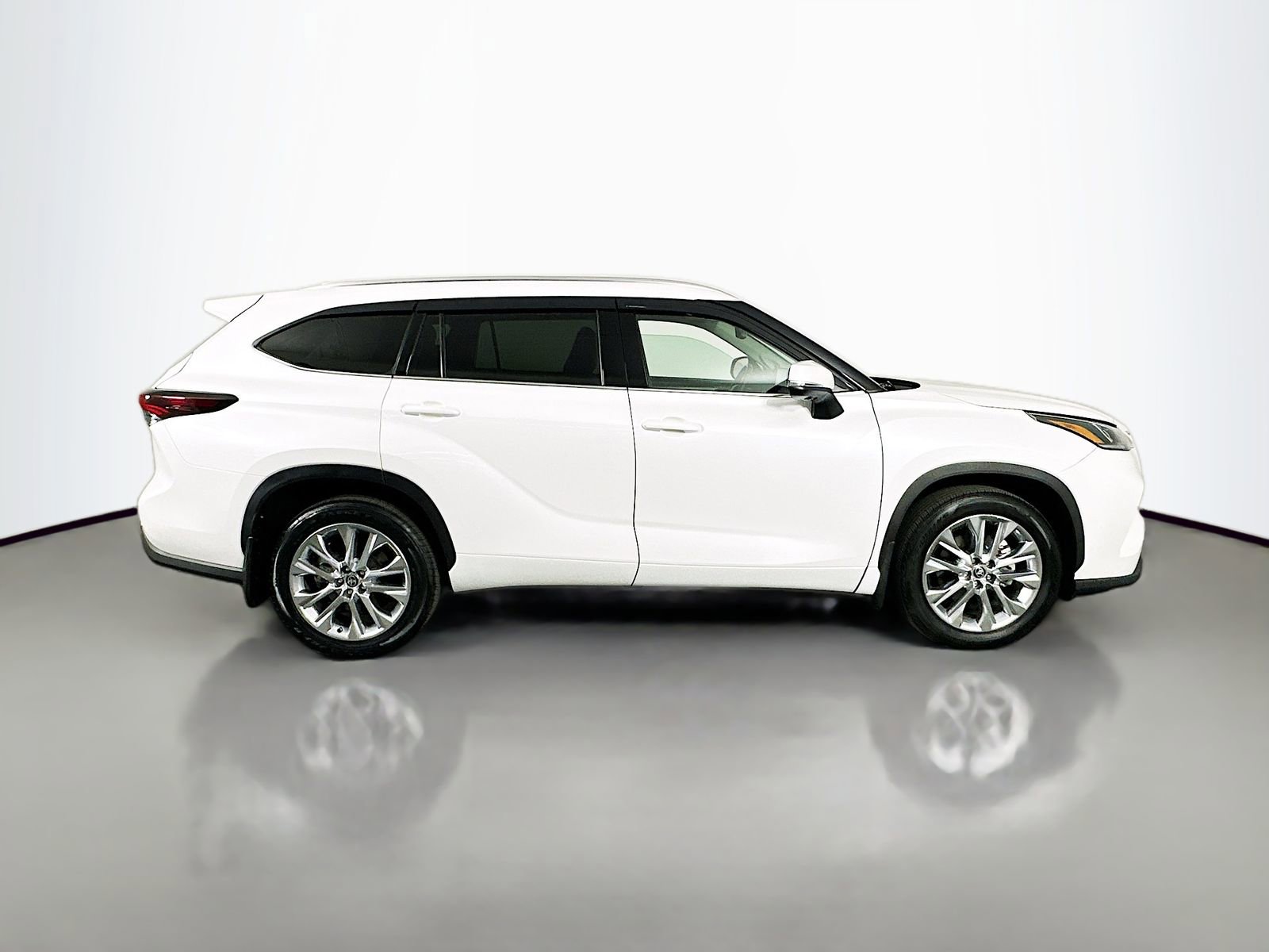 Used 2024 Toyota Highlander Limited image 8