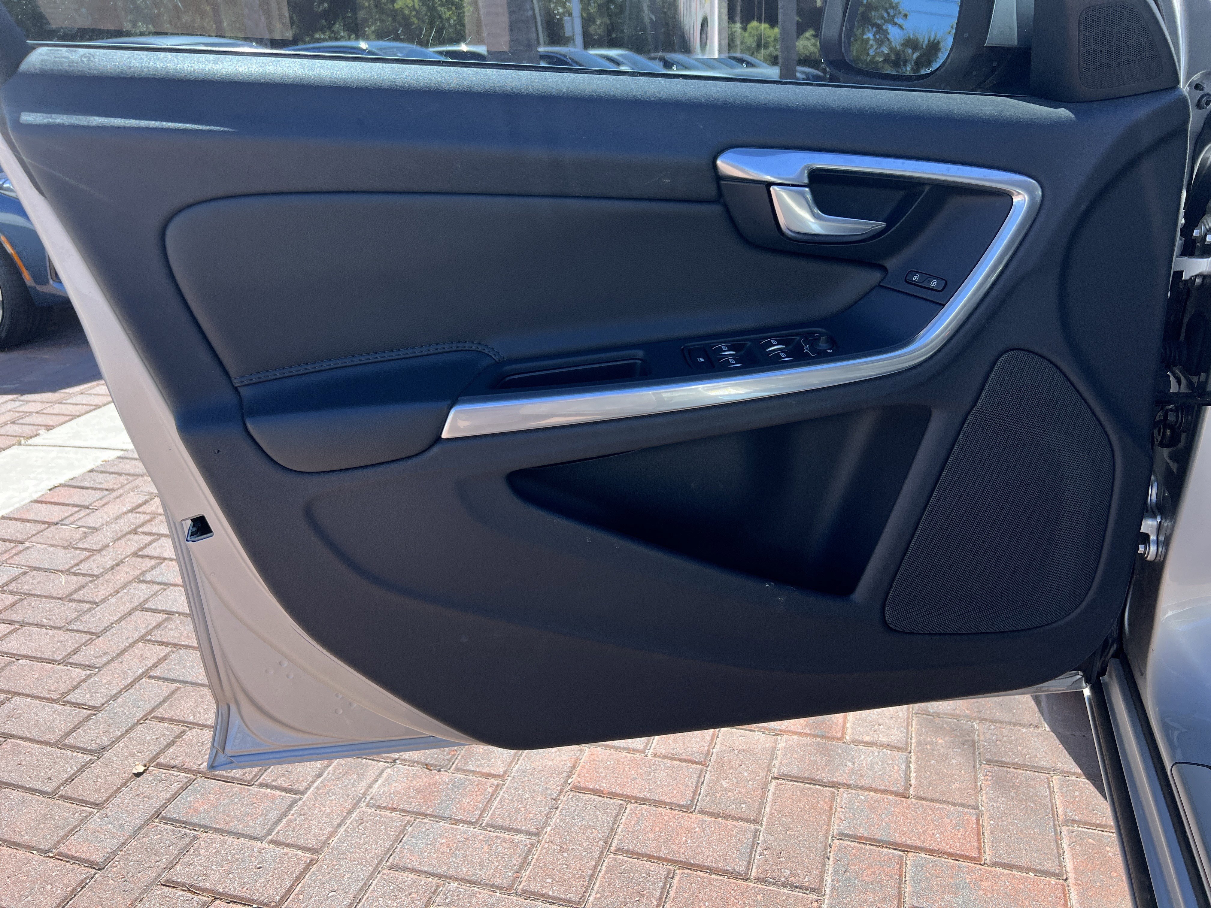 Used 2018 Volvo S60 T5 Inscription image 14