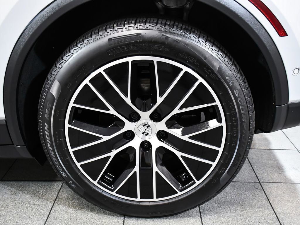 Used 2025 Porsche Macan 4 Electric AWD/4WD image 8