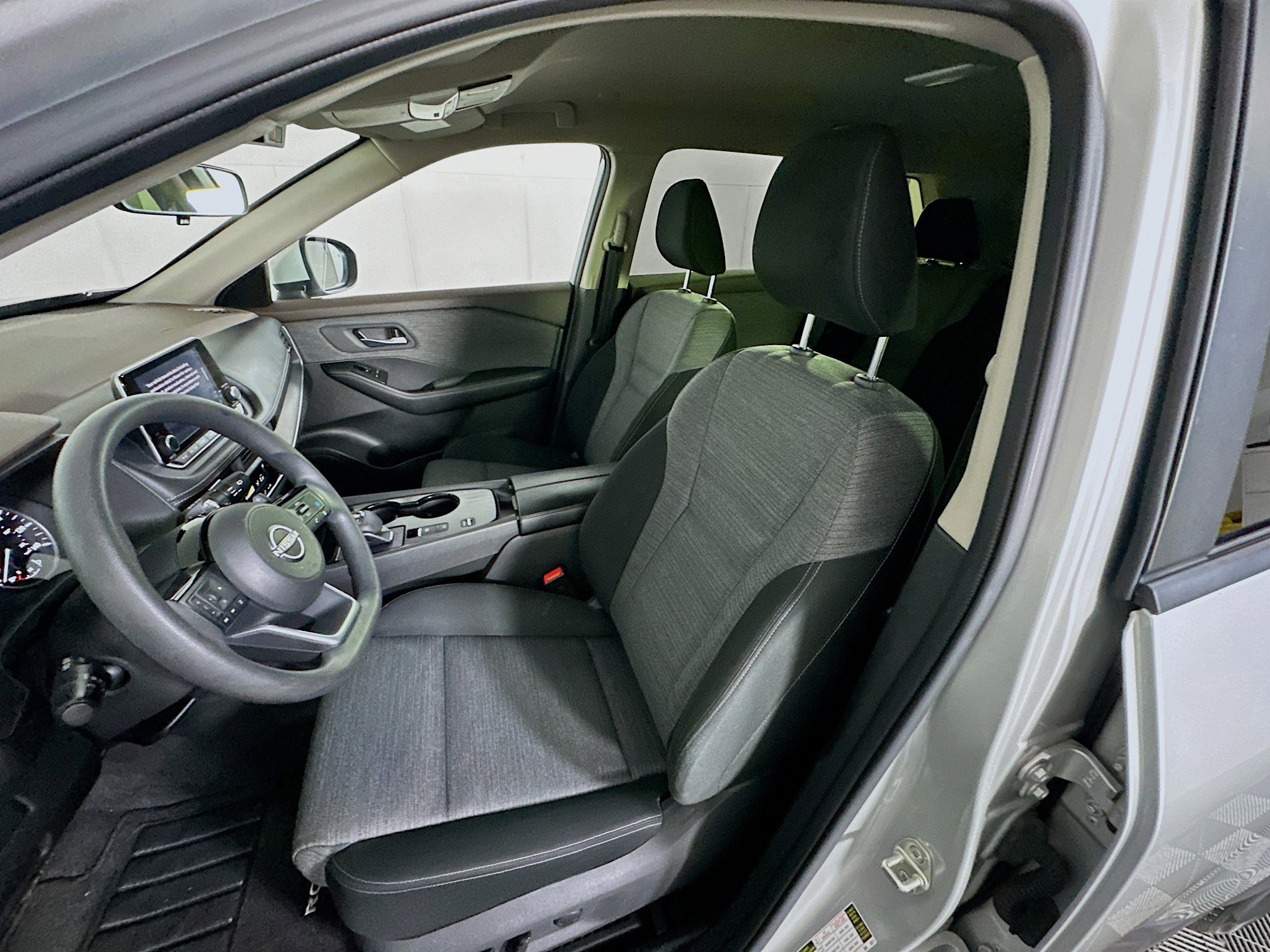 Used 2023 Nissan Rogue SV image 13