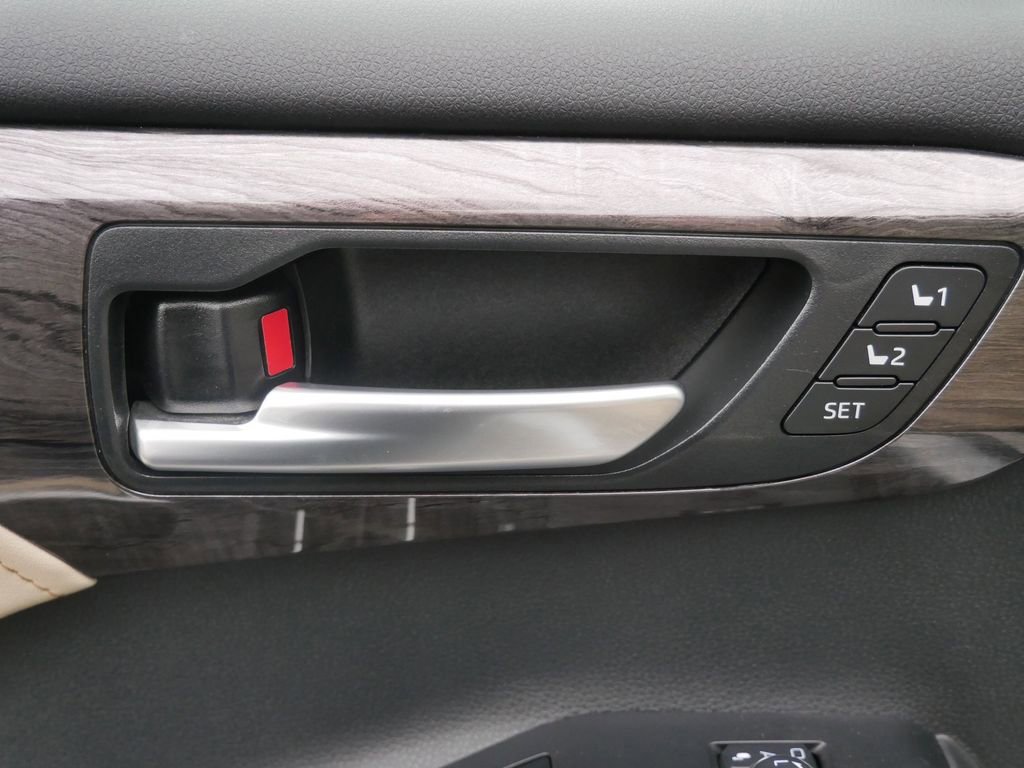 Used 2023 Toyota Highlander Platinum AWD/4WD image 16