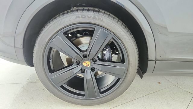 Used 2025 Porsche Cayenne w/ Premium Package image 59