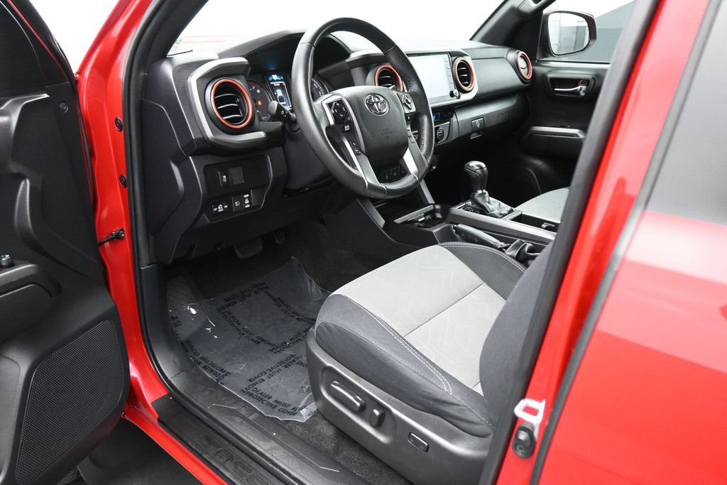 Used 2022 Toyota Tacoma TRD Sport w/ Technology Package AWD/4WD image 2
