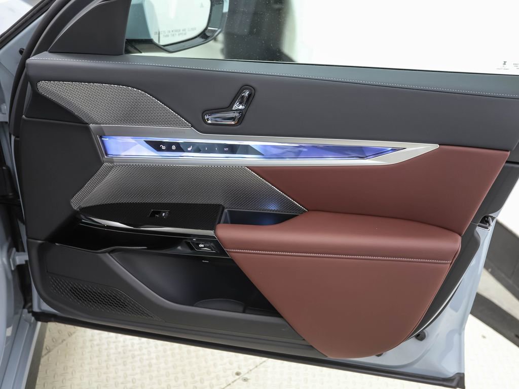 New 2026 BMW 750e xDrive image 31