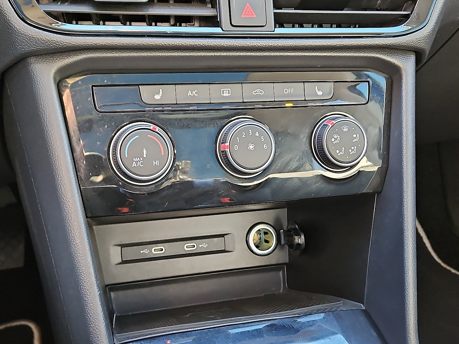 Certified 2023 Volkswagen Taos SE w/ Panoramic Sunroof Package image 14