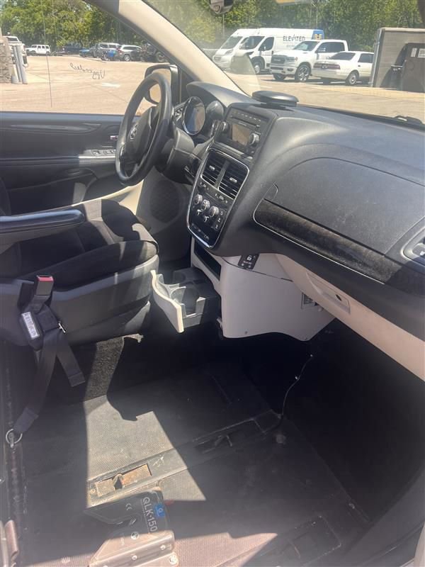 Used 2015 Dodge Grand Caravan SXT FWD image 3