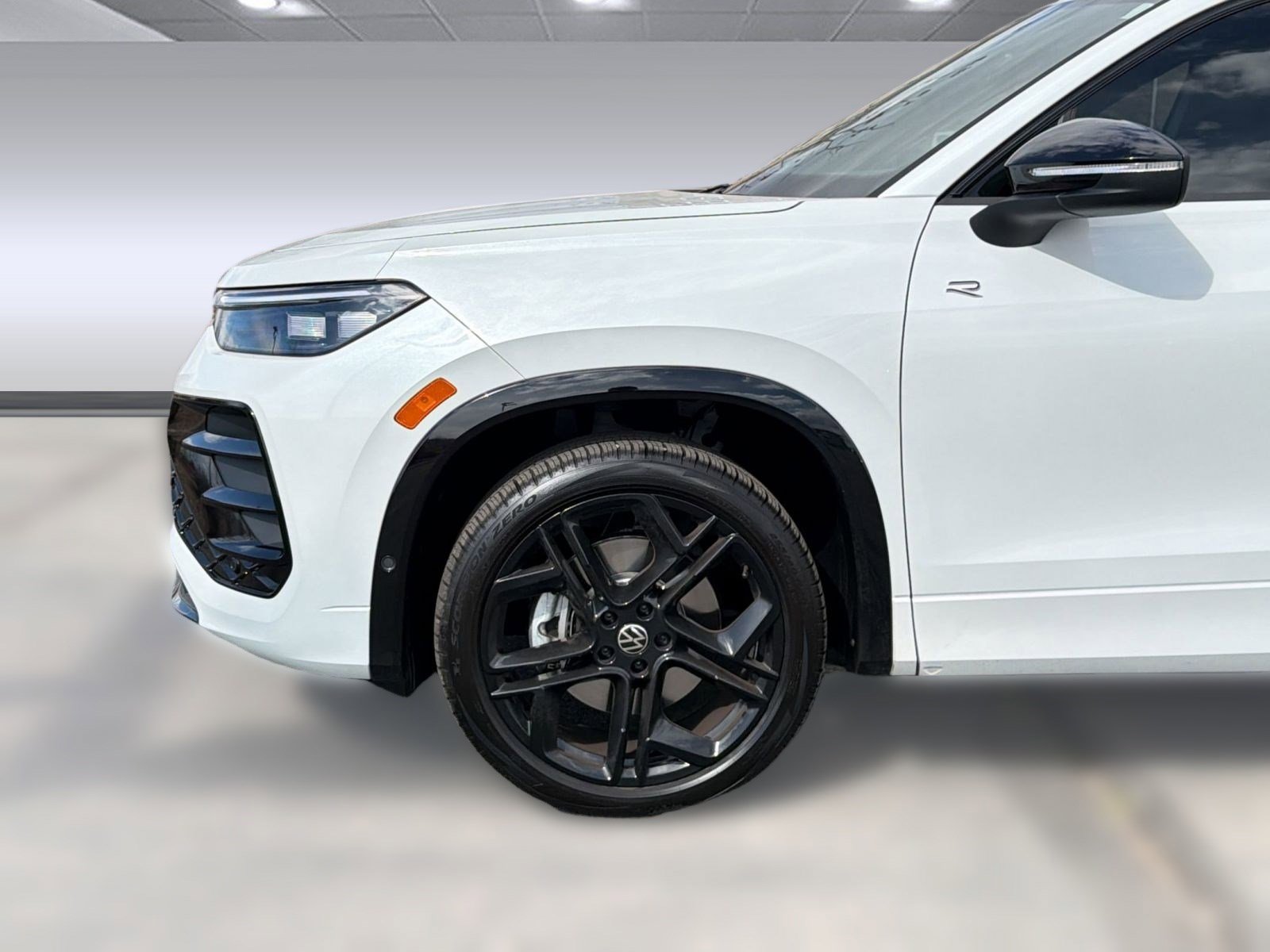 Used 2025 Volkswagen Tiguan SE R-Line image 12