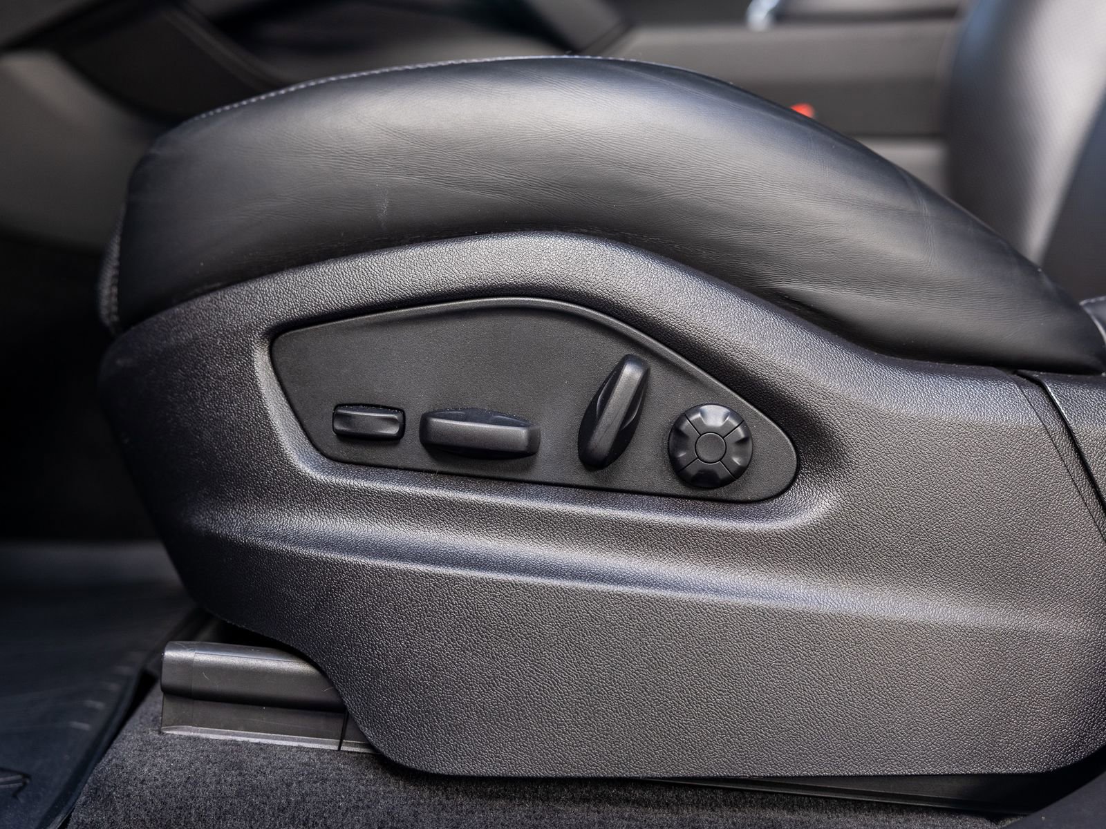 Certified 2023 Porsche Cayenne Platinum Edition image 44