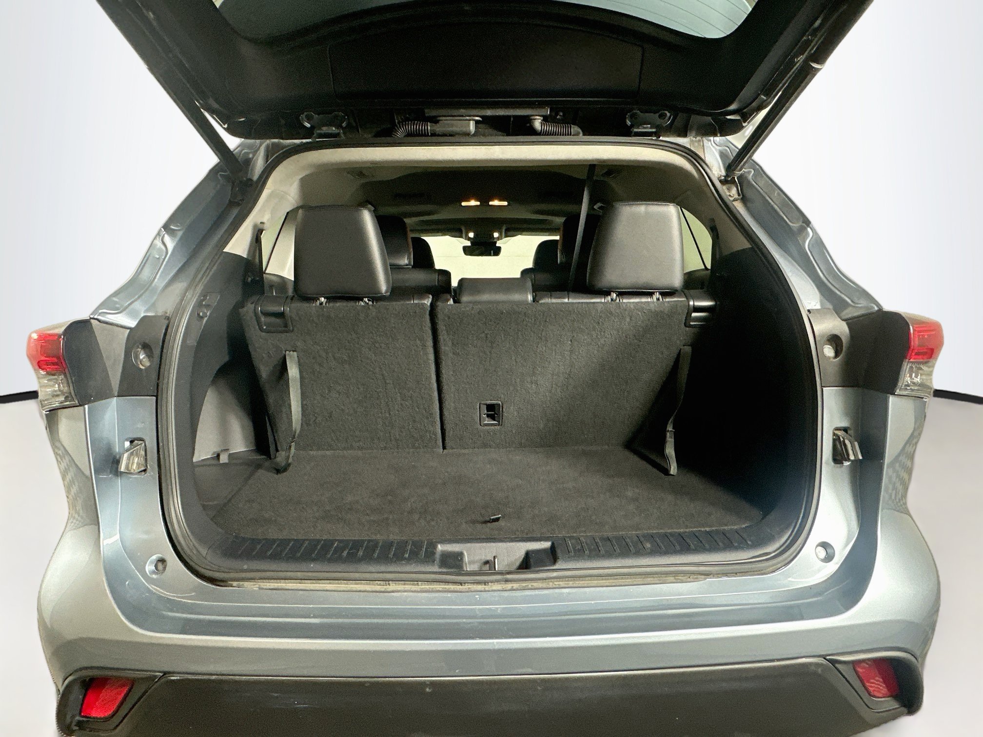 Used 2020 Toyota Highlander XLE FWD image 30
