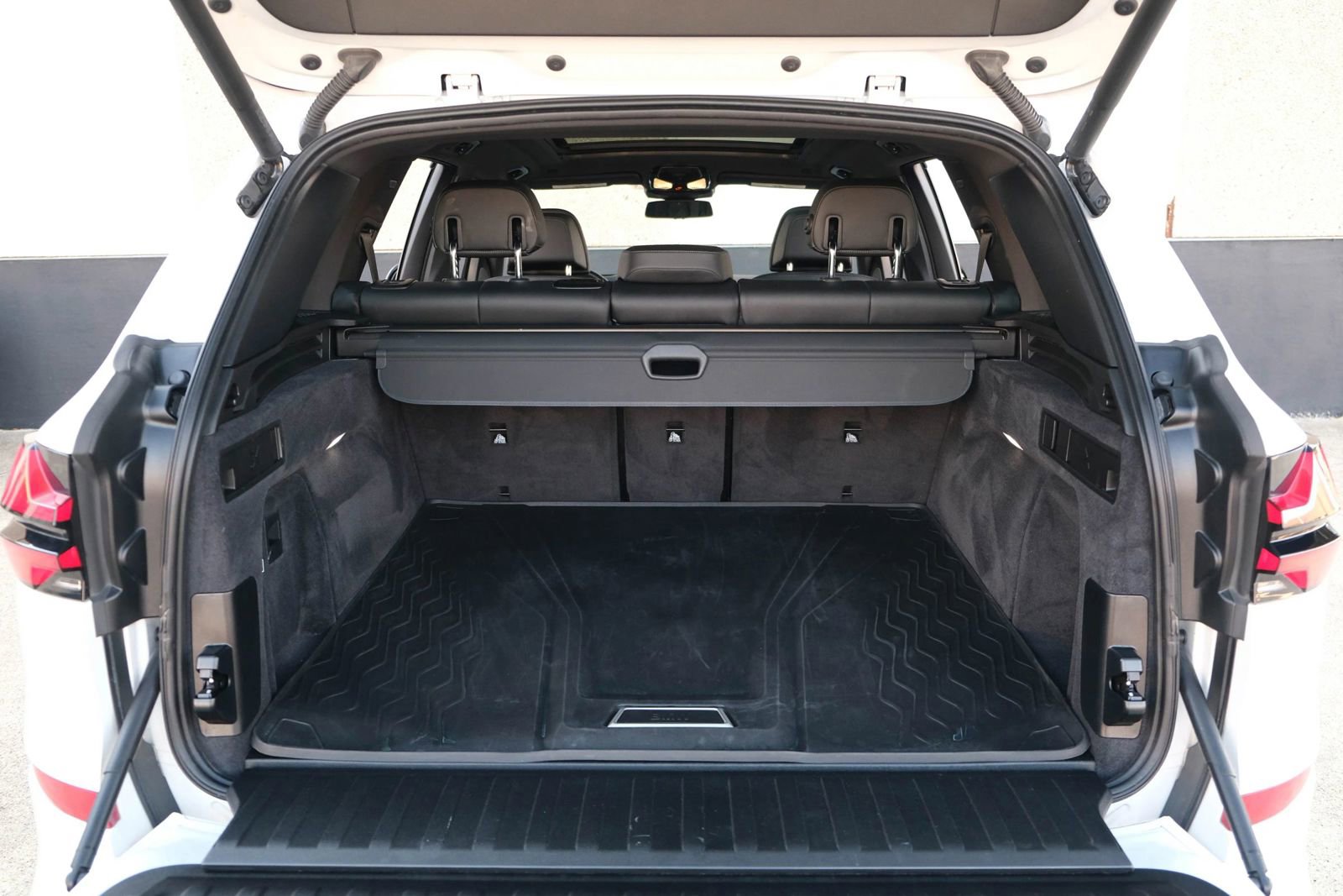 Used 2024 BMW X5 M60i w/ Executive Package image 27