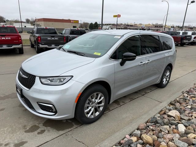 New 2026 Chrysler Pacifica Select AWD/4WD image 3