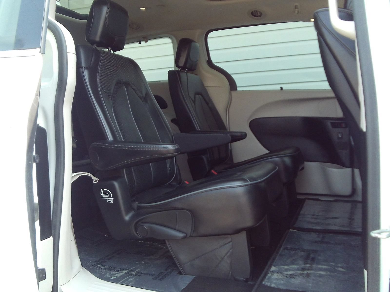 Used 2019 Chrysler Pacifica Limited w/ Tire & Wheel Group FWD image 30