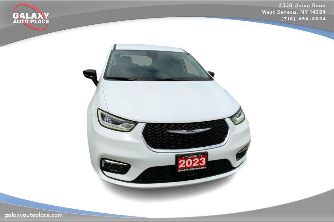 Used 2024 Chrysler Pacifica Touring-L FWD image 3