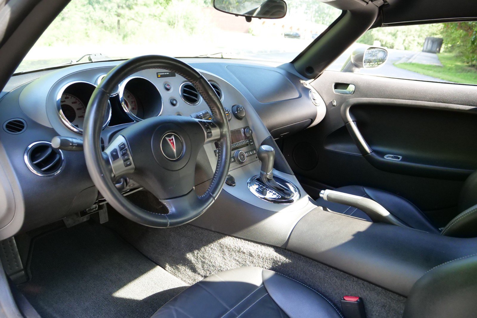 Used 2007 Pontiac Solstice Convertible w/ Premium Package RWD image 2