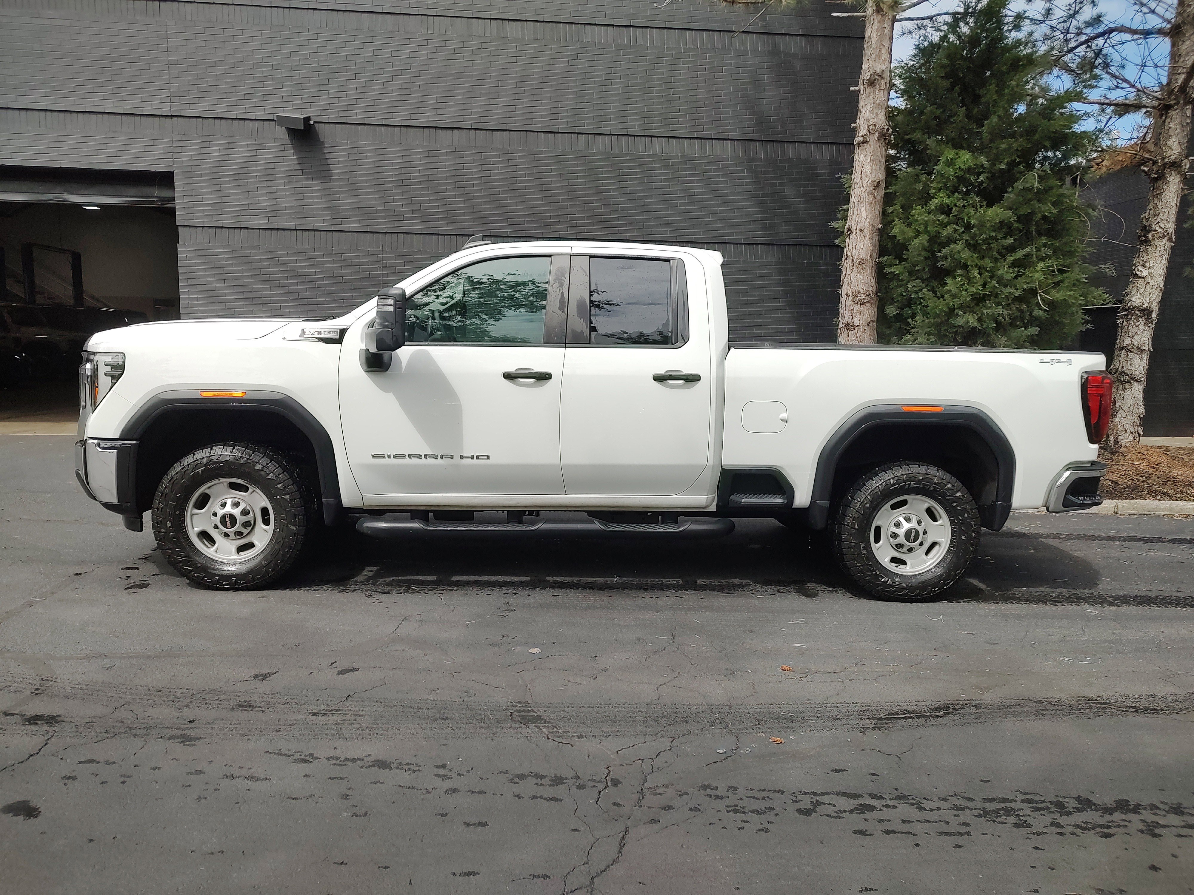 Used 2024 GMC Sierra 2500 Pro w/ Convenience Package AWD/4WD image 2
