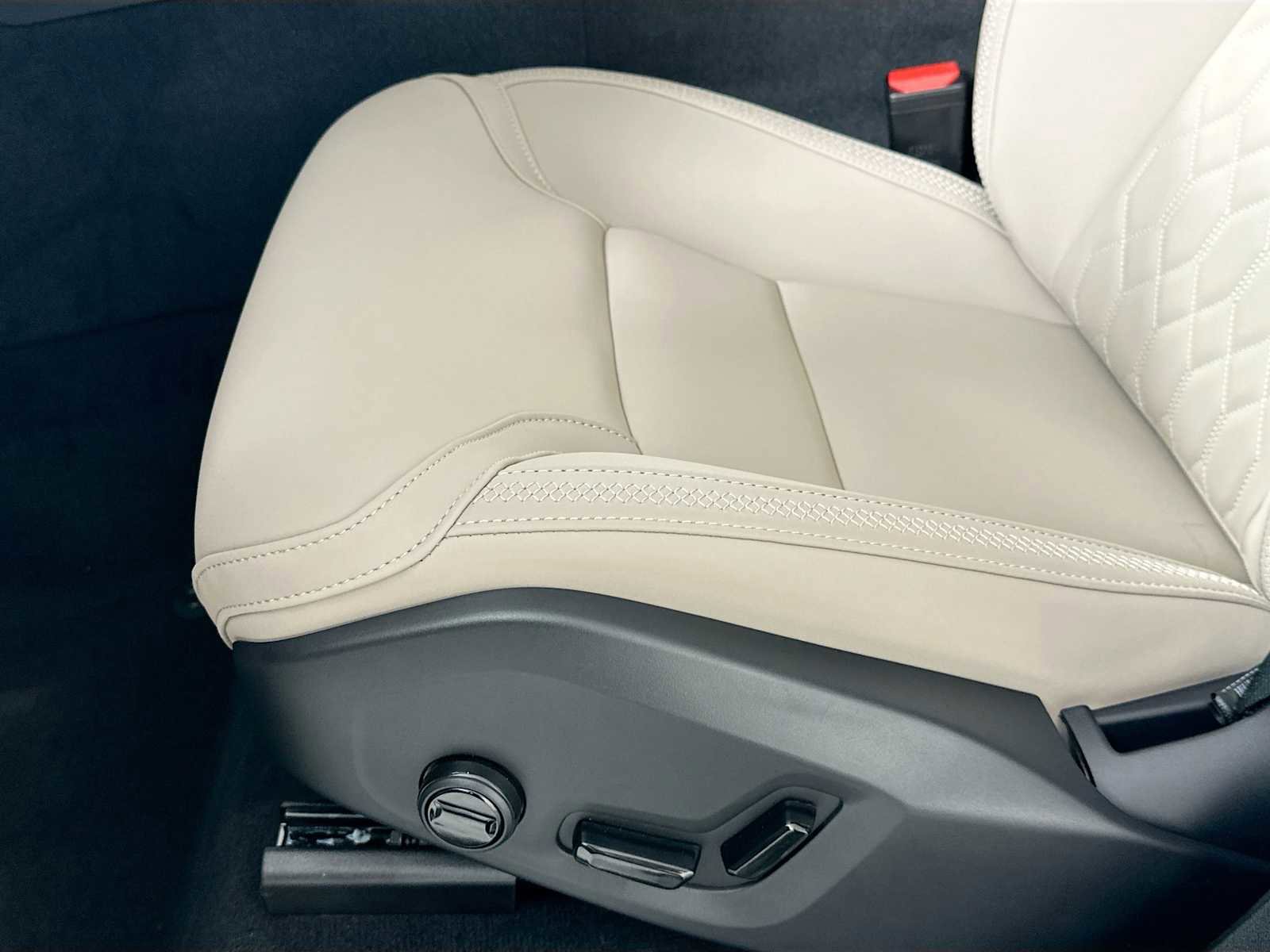 New 2026 Volvo XC90 B6 Plus w/ Protection Package Premier image 18