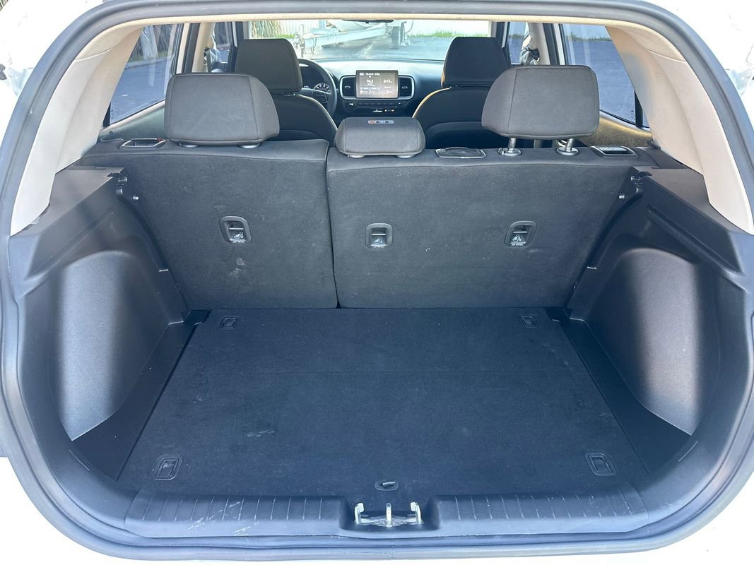 Used 2021 Hyundai Venue SE image 14